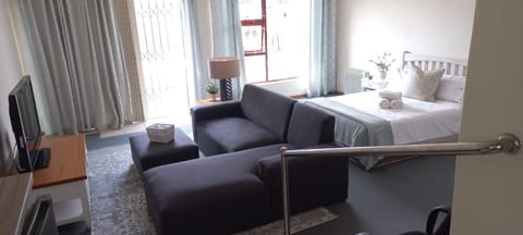 Cozy studio flat in Goodwood Apartment in Cape Town