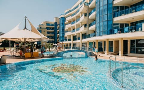 Property building, Patio, Day, Pool view, Swimming pool, sunbed