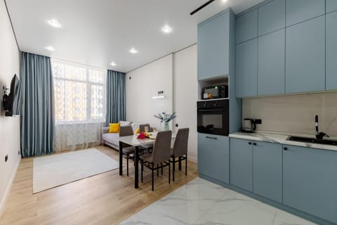 Kitchen or kitchenette, Dining area, oven, stove
