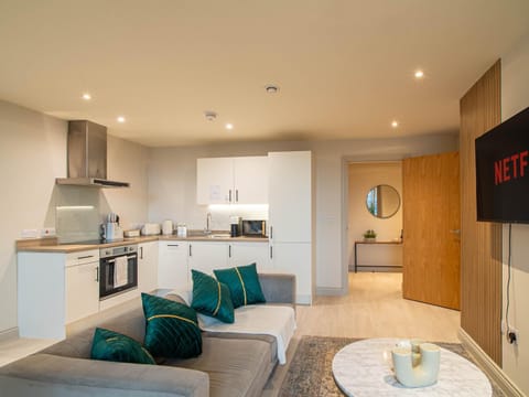 Coffee/tea facilities, Kitchen or kitchenette, Living room, Seating area, oven, stove, toaster