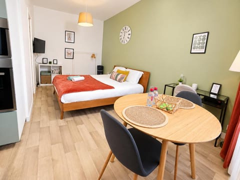 Toilet, Bed, Night, TV and multimedia, Seating area, Dining area, cot, internet, microwave, stove, kitchen