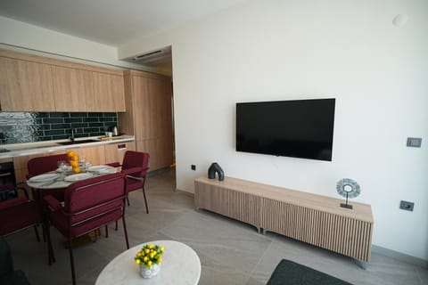 Communal lounge/ TV room, TV and multimedia, Living room, Dining area