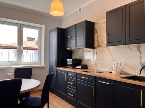 Kitchen or kitchenette, Dining area, stove