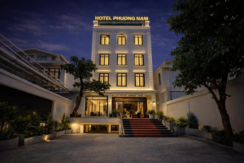 Property building, Facade/entrance, Night, Location, Parking
