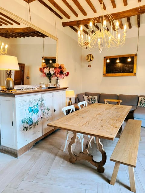 Kitchen or kitchenette, Seating area, Dining area