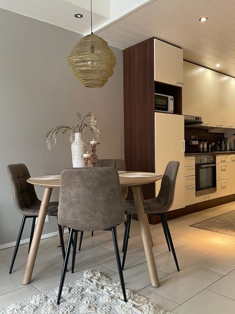 Kitchen or kitchenette, Living room, Seating area, Dining area