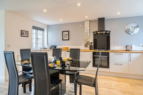 Dining area, oven, toaster