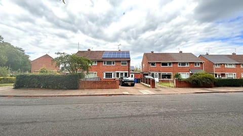 Smile House Doncaster Villa in Doncaster