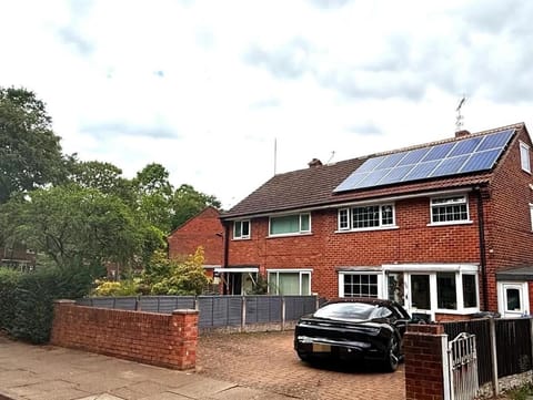 Smile House Doncaster Villa in Doncaster