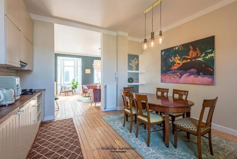 Kitchen or kitchenette, Seating area, Dining area