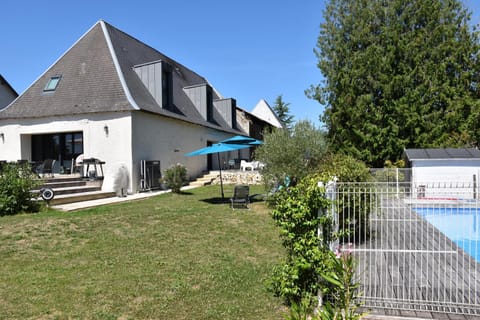 Property building, Day, Swimming pool, sunbed