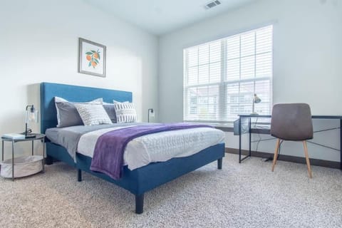 Boulevard Stays Charming 2BR Retreat Pool Parking Gym Apartment in Douglass Hills