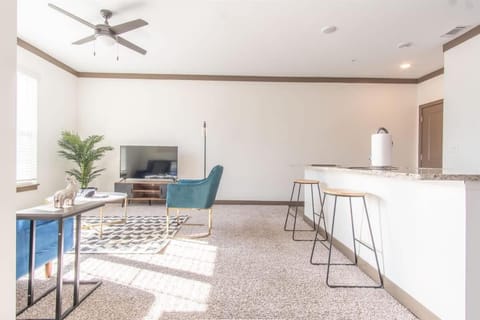 Boulevard Stays Spacious 1BR Suite Pool Parking Gym D Apartment in Douglass Hills