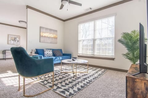 Boulevard Stays Spacious 1BR Suite Pool Parking Gym D Apartment in Douglass Hills