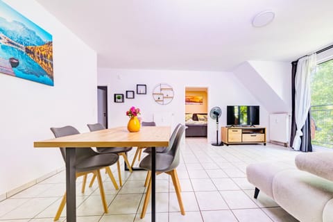 TV and multimedia, Living room, Seating area, Dining area