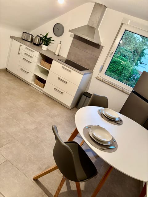 Kitchen or kitchenette, Seating area, Dining area, stove