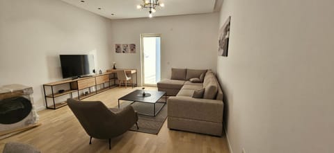 TV and multimedia, Living room, Seating area, Evening entertainment