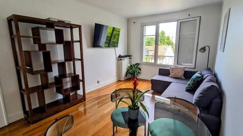 Communal lounge/ TV room, TV and multimedia, Living room, Seating area, Dining area