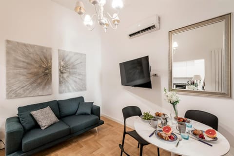 TV and multimedia, Living room, Seating area, Dining area