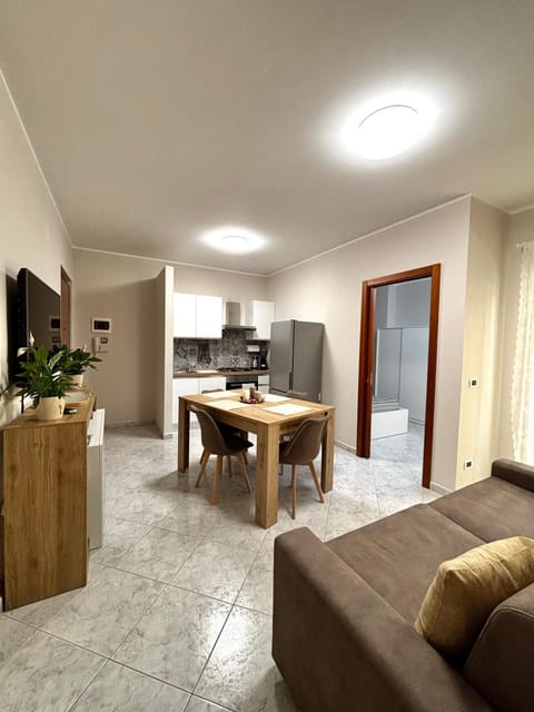 TV and multimedia, Kitchen or kitchenette, Living room, Seating area, Dining area