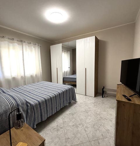 Bed, TV and multimedia, Bedroom, wardrobe