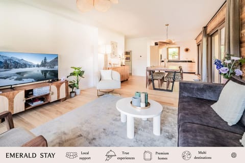 TV and multimedia, Living room, Seating area, Dining area