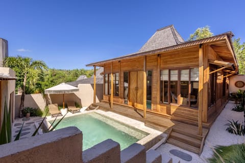 Property building, Patio, Day, Natural landscape, Garden, Garden view, Pool view, Swimming pool, sunbed