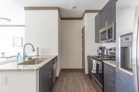 Boulevard Stays Expansive 1BR Suite Pool Parking & Gym Apartment in Douglass Hills