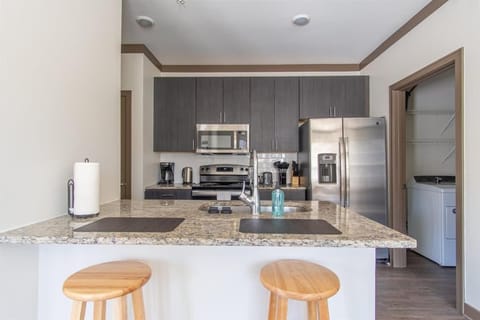 Boulevard Stays Expansive 1BR Suite Pool Parking & Gym Apartment in Douglass Hills