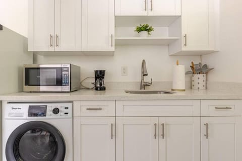 Your Modern South Florida Oasis Comfy and Central Apartment in Fort Lauderdale