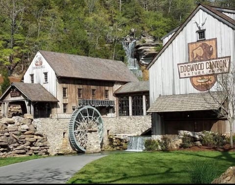 Splash and Stay at Kimberling Crossing House in Kimberling City