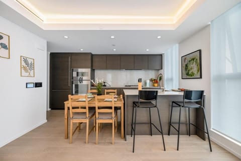 Urban Retreat 2BR Condo with Stunning City View Apartment in Vancouver