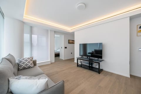 Urban Retreat 2BR Condo with Stunning City View Apartment in Vancouver