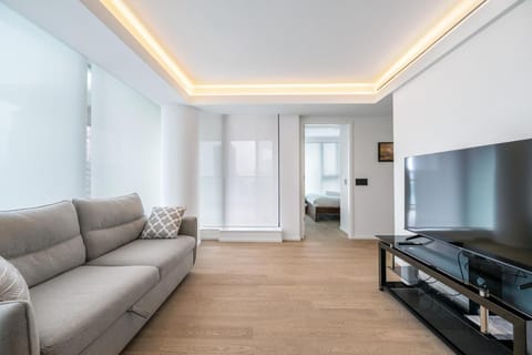 Urban Retreat 2BR Condo with Stunning City View Apartment in Vancouver