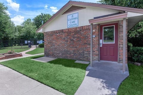 Family-Friendly 2Bd Midterm Stay I Parking Onsite Apartment in Denton