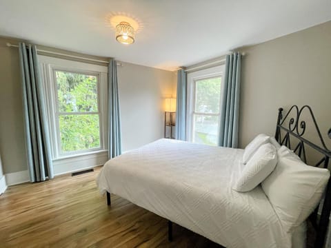 Lake Chelan Manor Room #4 Hotel in Chelan (In Town)