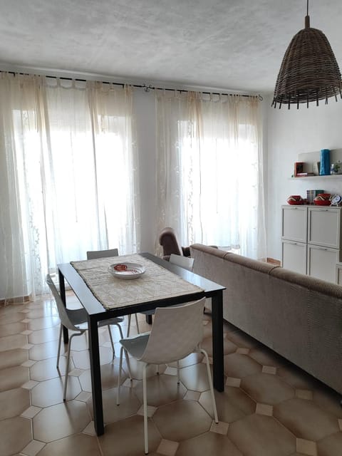 Communal lounge/ TV room, Living room, Dining area