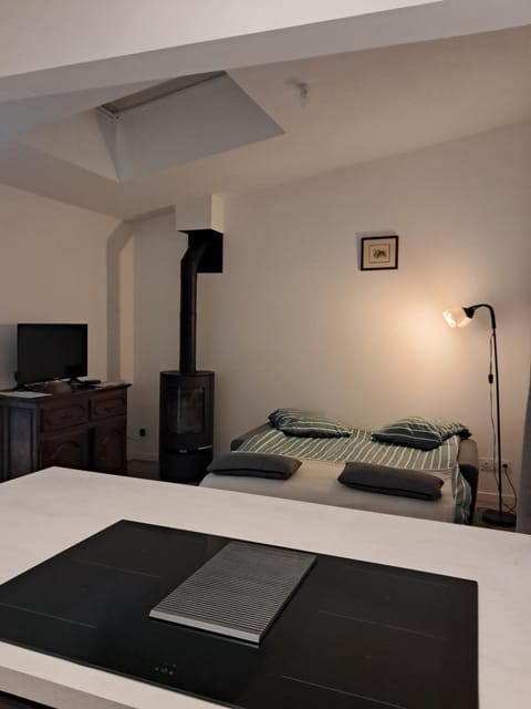 Bed, TV and multimedia, Photo of the whole room