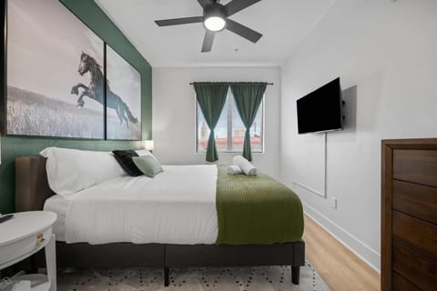 PFR Suites - Highland, 3BR 2BA Shadyside Condo, Penthouse Unit, 2 Decks, Off-Street Parking, 4th Floor Walkup Apartment in Shadyside