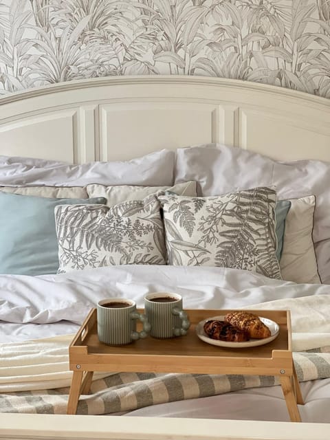 Bed, Seating area, Bedroom