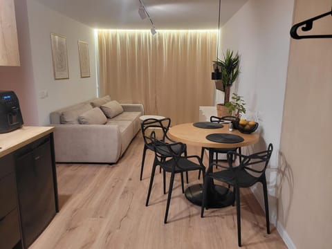 TV and multimedia, Kitchen or kitchenette, Living room, Seating area, Dining area