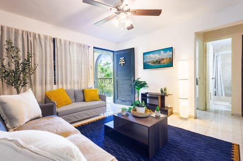 Bed, TV and multimedia, Living room, Photo of the whole room, Seating area