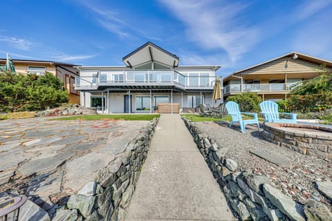 Waterfront Home with Dock and Hot Tub in Oak Harbor! House in Whidbey Island