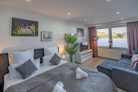 Bed, Living room, Photo of the whole room, Seating area, Bedroom, towels