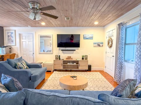 Pet Friendly Sleeps 9 Golf Cart Hot Tub - Weekly Discounts House in Saint George Island