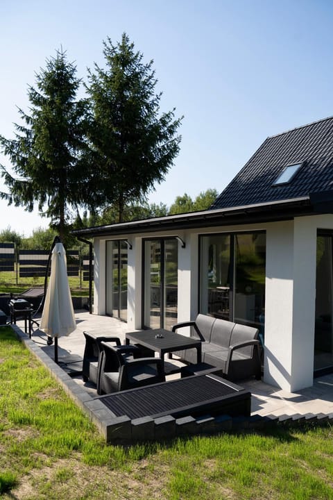Property building, Garden, Seating area, Garden view, sunbed