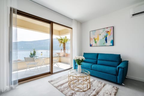 Natural landscape, View (from property/room), Balcony/Terrace, Living room, Seating area, Sea view