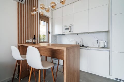 Kitchen or kitchenette, Dining area, stove