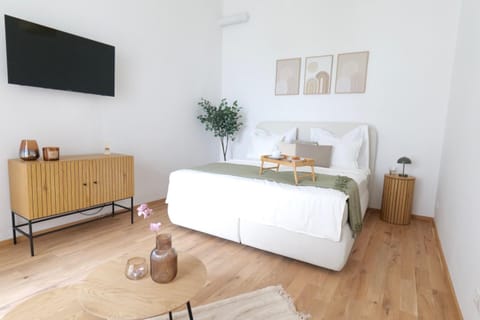 TV and multimedia, Photo of the whole room, Bedroom