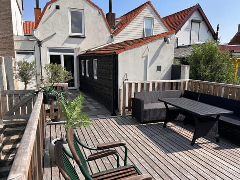 Property building, Patio, Balcony/Terrace, Balcony/Terrace